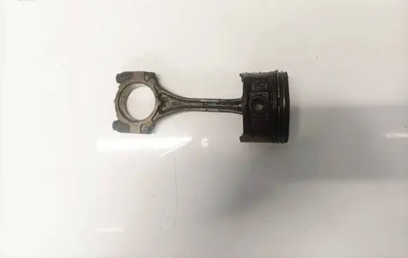 Toyota Yaris Piston with connecting rod