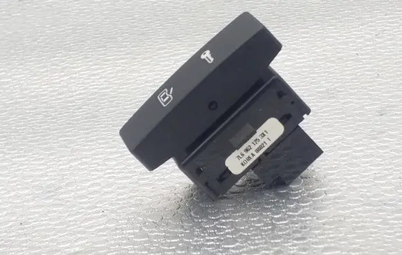 Volkswagen Touareg I Central locking switch button 7L6962125 08021