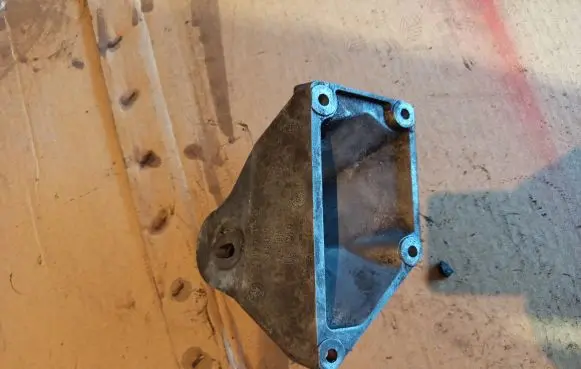 BMW 5 E39 Engine mounting bracket 6761111 24168110 69226D