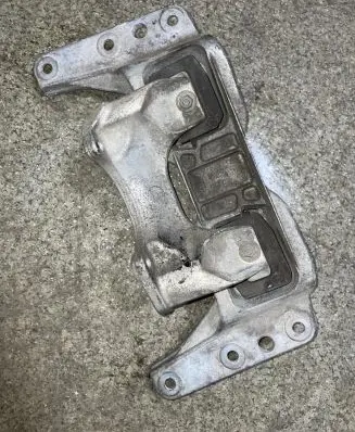 BMW 5 E60 E61 Engine mounting bracket 6761102 13992010