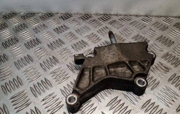 KIA Sorento Engine mounting bracket