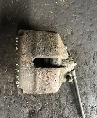 Volkswagen PASSAT B6 Front brake caliper