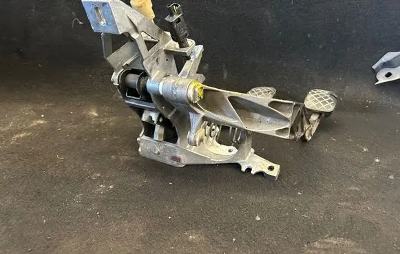 Volkswagen PASSAT B5.5 Pedal assembly 8d1721117