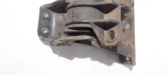 KIA Carens I Engine mount bracket