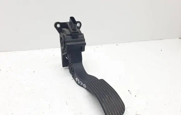 Accelerator throttle pedal