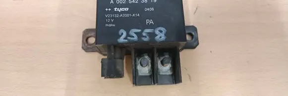 Mercedes-Benz E W211 Charging relay A0025423819 V23132A2001314