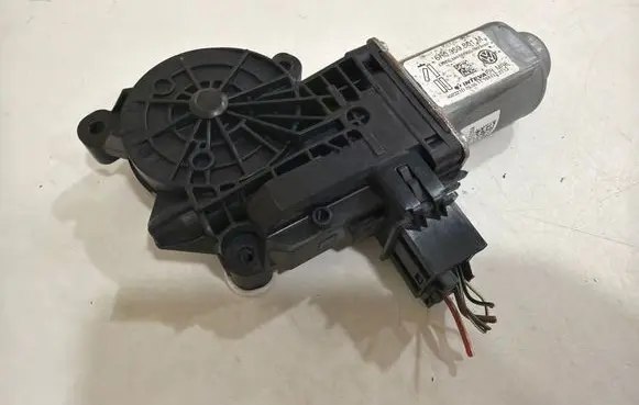 Skoda Fabia Mk2 (5J) Front door window regulator motor 6R0959801M
