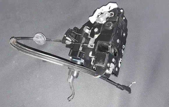 Volkswagen Golf V Front door lock 7L0839016D