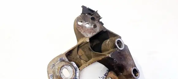 Engine mounting bracket