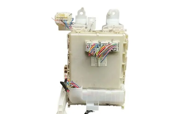 Toyota Avensis T270 Fuse module 8273005150B 139810D16 313470B24