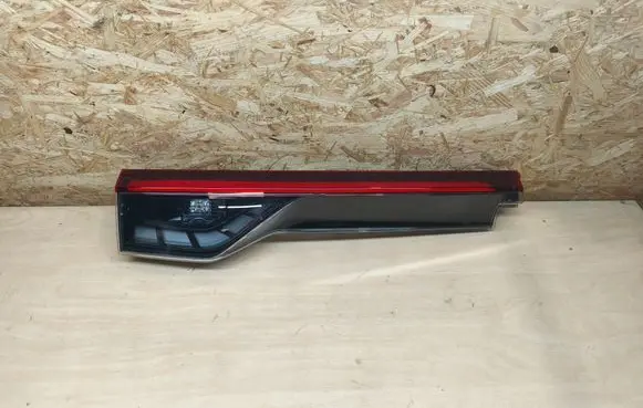 Tailgate rear/tail lights