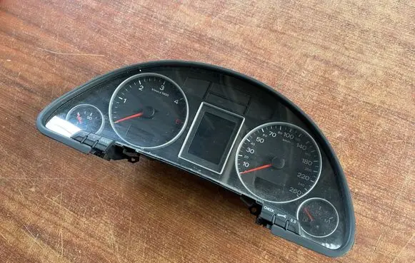 Audi A4 S4 B7 8E 8H Speedometer (instrument cluster) 8E0920901D