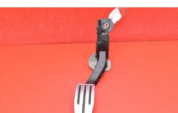 Accelerator throttle pedal