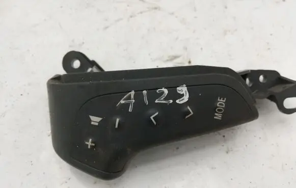 Toyota Avensis T250 Steering wheel buttons/switches 75B070