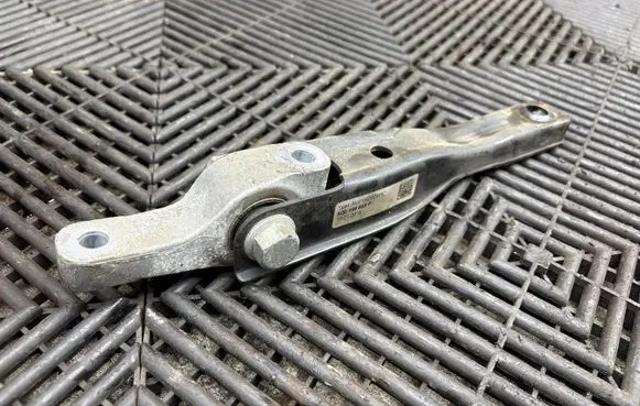 Volkswagen PASSAT B8 Engine mount bracket 5Q0199855P 18012018