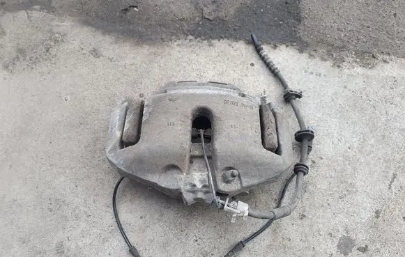 BMW 5 GT F07 Front brake caliper