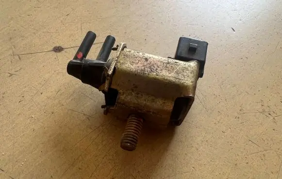 Mitsubishi Carisma Vacuum valve K5T48277