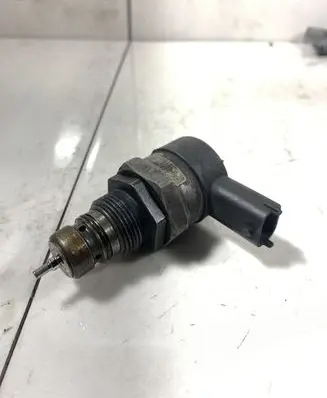 Volvo V70 Fuel pressure regulator 30777576