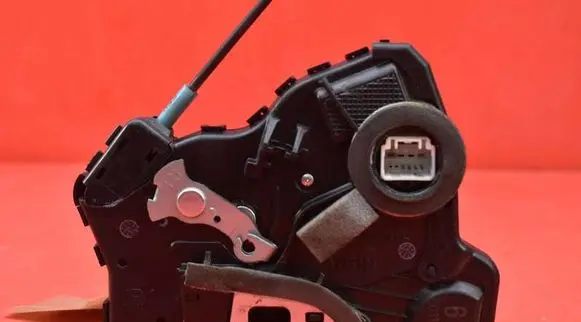Suzuki Grand Vitara II Front door lock