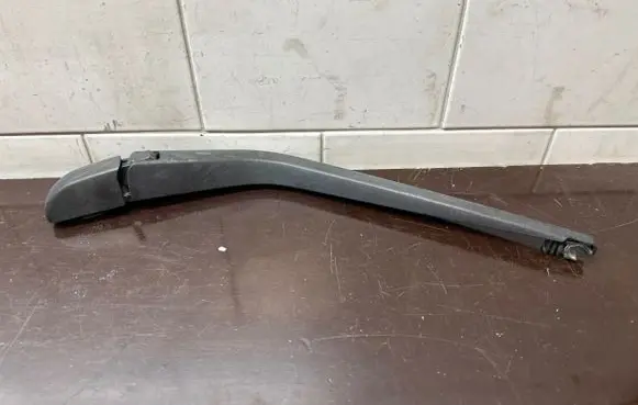Toyota Prius (XW50) Rear wiper blade arm