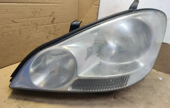 Toyota Avensis Verso Headlight/headlamp E13275