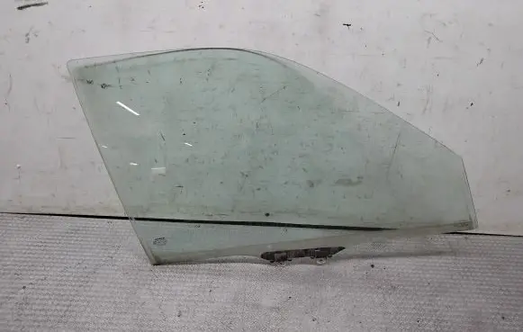 Honda CR-V Front door window glass four-door