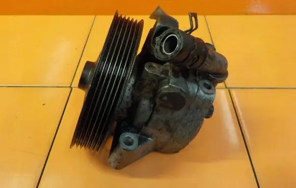 Land Rover Freelander 2 - LR2 Power steering pump 6G913A696EE