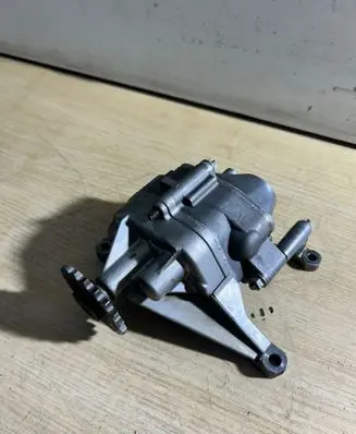Mercedes-Benz C W203 Oil pump 6111810201 611181020122 A6121810047