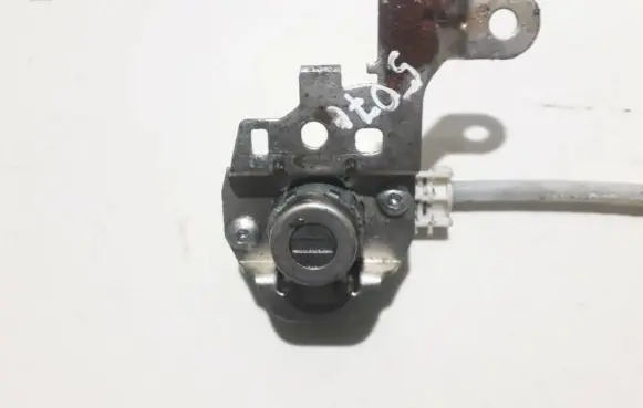 Honda CR-V Front door lock (next to the handle) 