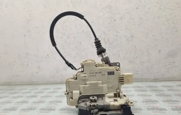 Volkswagen PASSAT B7 Rear door lock 3C4839016A