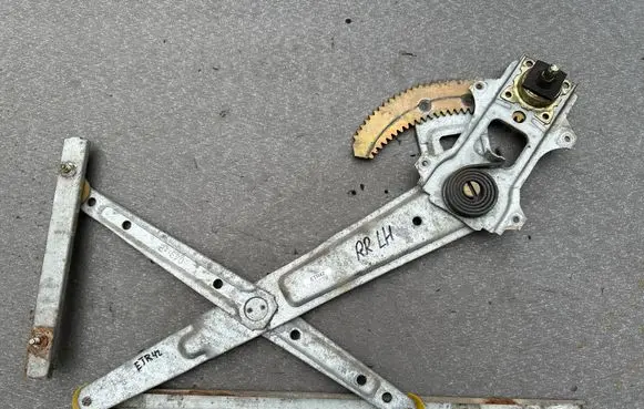 Isuzu Trooper Rear door manual window regulator 