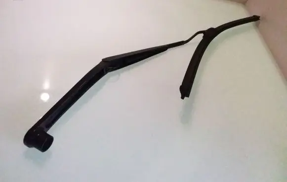 Dodge Magnum Front wiper blade arm 1677 6824