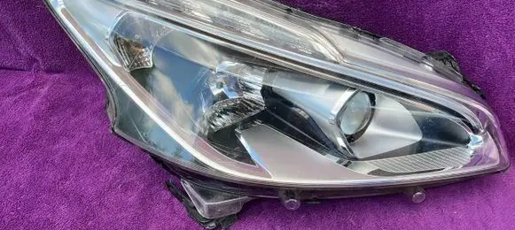 Peugeot 208 I Headlight/headlamp 9836157480