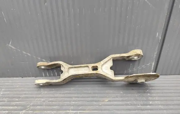 Jeep Cherokee KL Engine mounting bracket 68343375AB