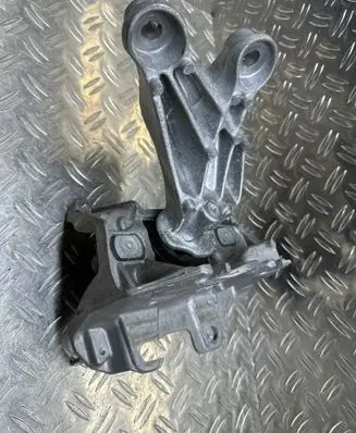 Engine mount bracket