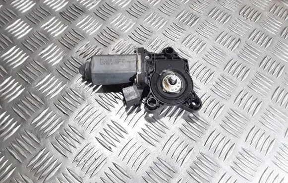 Mercedes-Benz C W203 Front door window regulator motor 119650105