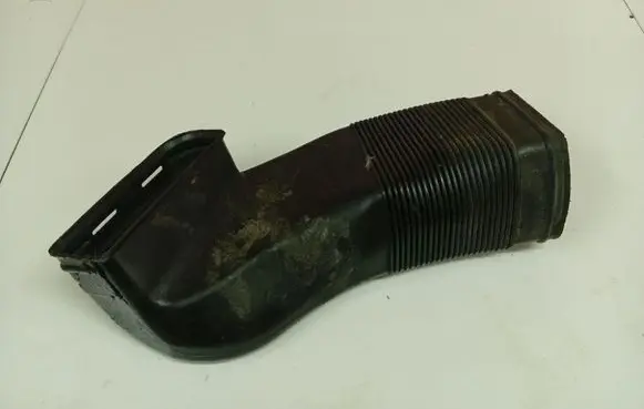 Volkswagen PASSAT B5 Air intake hose/pipe 8D0129617E