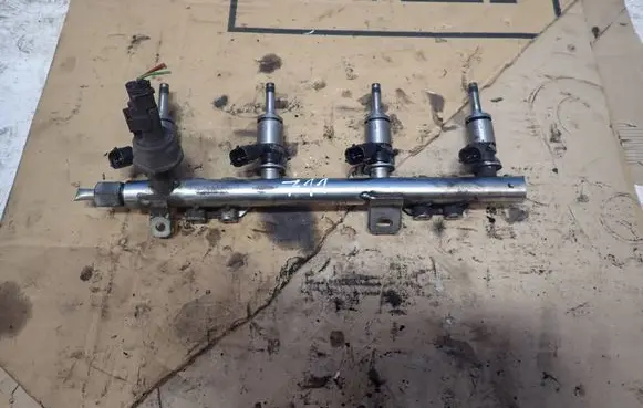 Nissan Qashqai+2 Fuel main line pipe 175204385R