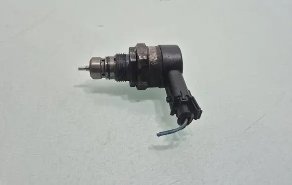 Nissan Qashqai+2 Fuel pressure regulator 8200610770 0281002800
