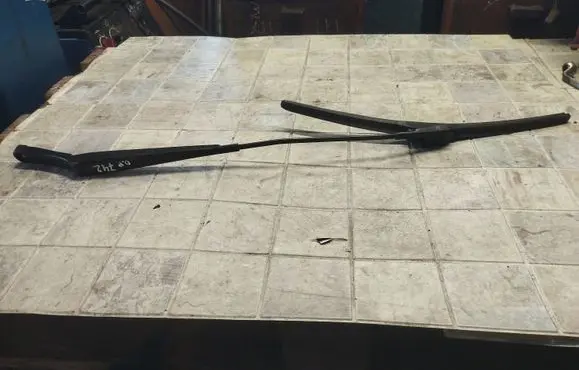 Windshield/front glass wiper blade