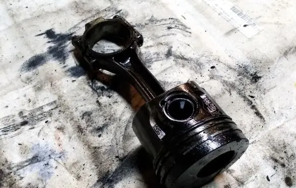 Volkswagen Touran I Piston with connecting rod