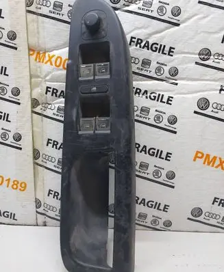 Volkswagen PASSAT B6 Front door window switch trim 3C1867171