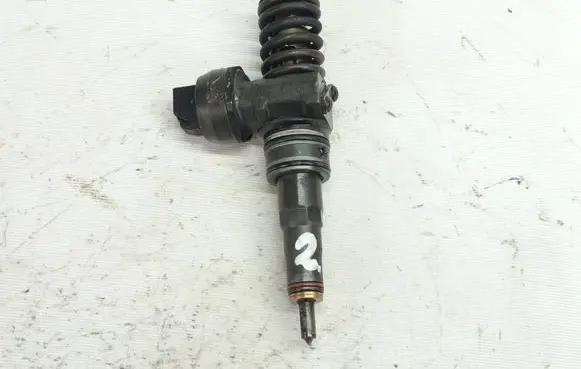 Volkswagen Golf V Fuel injector 038130073BN