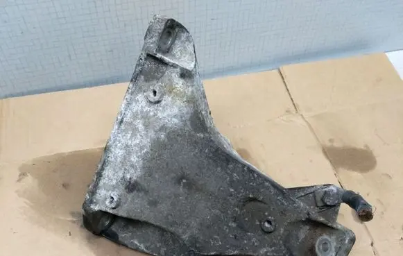 Volkswagen PASSAT B5.5 Engine mounting bracket 8D0199308AG
