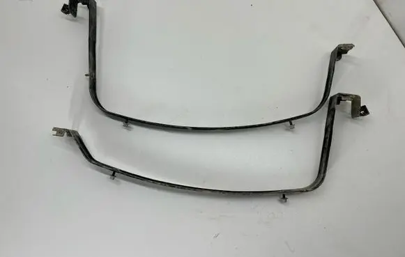 Fuel tank mounting bracket