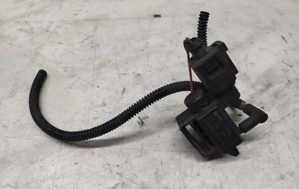 Audi A8 S8 D4 4H Turbo solenoid valve 037906283C