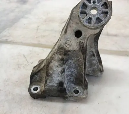 Volkswagen Touareg I Engine mounting bracket 7L6199308B