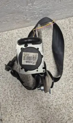 Nissan Juke I F15 Front seatbelt 617544200B