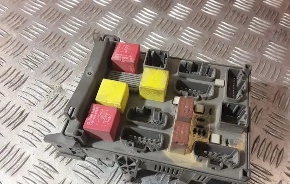 Renault Laguna II Fuse module 8200004201E 8200283811