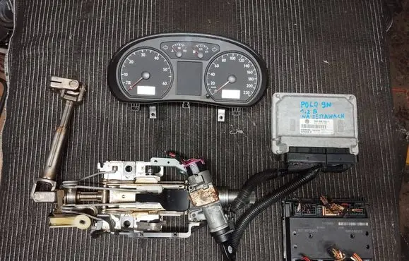 Volkswagen Polo IV 9N3 Engine ECU kit and lock set 03D906033F 6Q1937049D 6Q0920800P